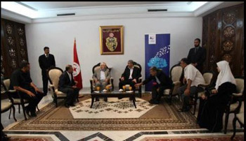 De quel droit Rached Ghannouchi utilise le salon dhonneur de laéroport de Tunis-Carthage ? Des représentants de la société civile et de nombreux citoyens se sont indignés