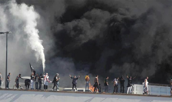 Tunisie : les manifestants escaladent les murs de lambassade US et mettent le feu aux véhicules Les manifestants ont escaladé les murs de l’ambassade des Etats-Unis à Tunis et ont incendié des véhicules stationnés à l’intérieur de l’ambassade