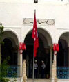 Tunisie : 3 blessés de la Révolution menacent de se pendre devant le Palais du Bardo Trois blessés de la Révolution ont pris position au sommet du portail du siège de l’assemblée nation la constituante au Palais du Bardo