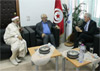 lambassadeur français chez Ennahdha pour sindigner des caricatures et Rached Ghannouchi pour exprimer la colère des musulmans.. Alors que la Tunisie vivait fébrilement l’après prière du vendredi et essayait d’interpréter le bruit des hélicoptères dans le ciel tunisois