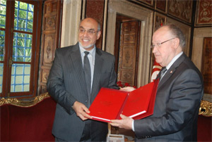 Tunisie : Hamadi Jbali présente le projet du budget au président de lANC Présentant le projet de loi pour l'exercice 2013 au Président de l'Assemblée nationale constituante