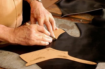 Tunisie : La chaussure en quête de griffes et de hautes pointures La Tunisie continue à accorder un grand intérêt pour le secteur des industries du cuir et de la chaussure « en lui attachant toute l'importance qu'il mérite pour continuer à survivre et parvenir à ériger une fierté nationale du made in Tunisia »