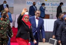 La présidente Tanzanienne Samia Suluhu Hassan, lauréate du Super Prix de Africa Road Builders Présidente de la Tanzanie recevant le prix African Road Builders