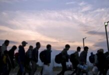Plus de 200 réfugiés rassemblés devant le bureau du HCR à Tunis pour réclamer leur évacuation vers d’autres pays