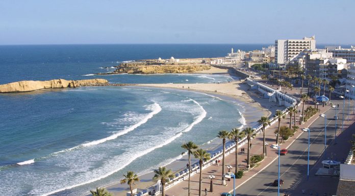 Monastir : Démarrage de l’opération d’alimentation de la plage El Karaia en sable artificiel