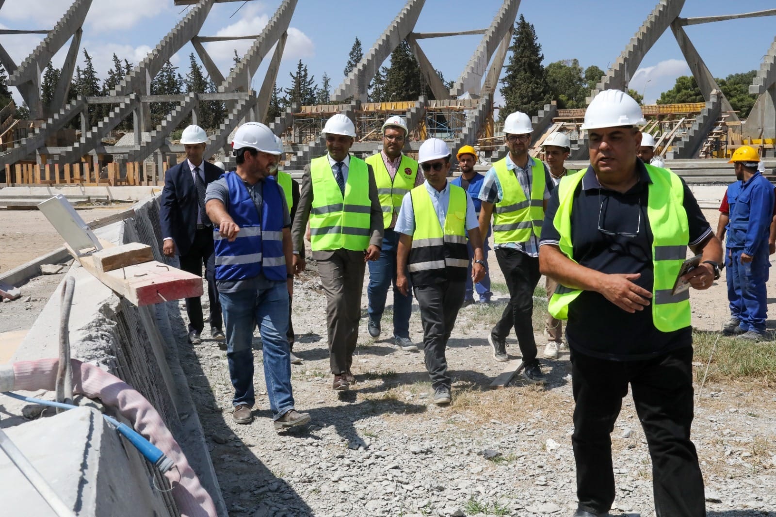 Kamel Déguiche s'enquiert de l'avancement des travaux au stade d'El