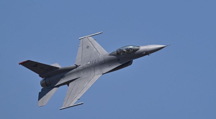 L’Otan commence à envoyer des avions F-16 en Ukraine