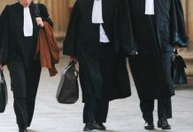 Les avocats protestent devant le Palais de Justice de Tunis