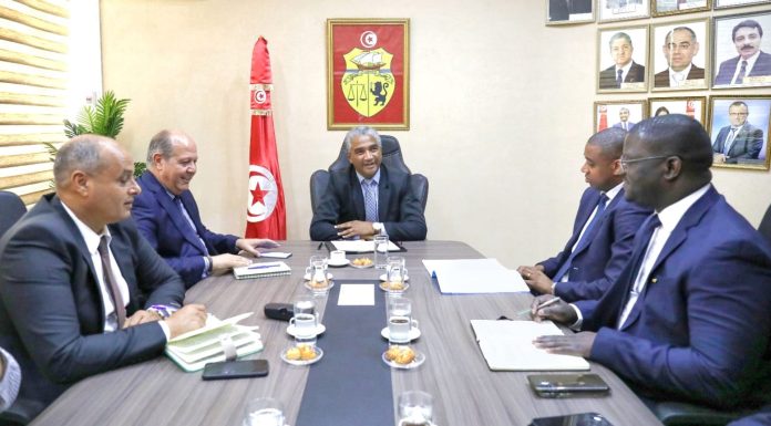 Kamel Déguiche reçoit une délégation de la FIFA et de la CAF