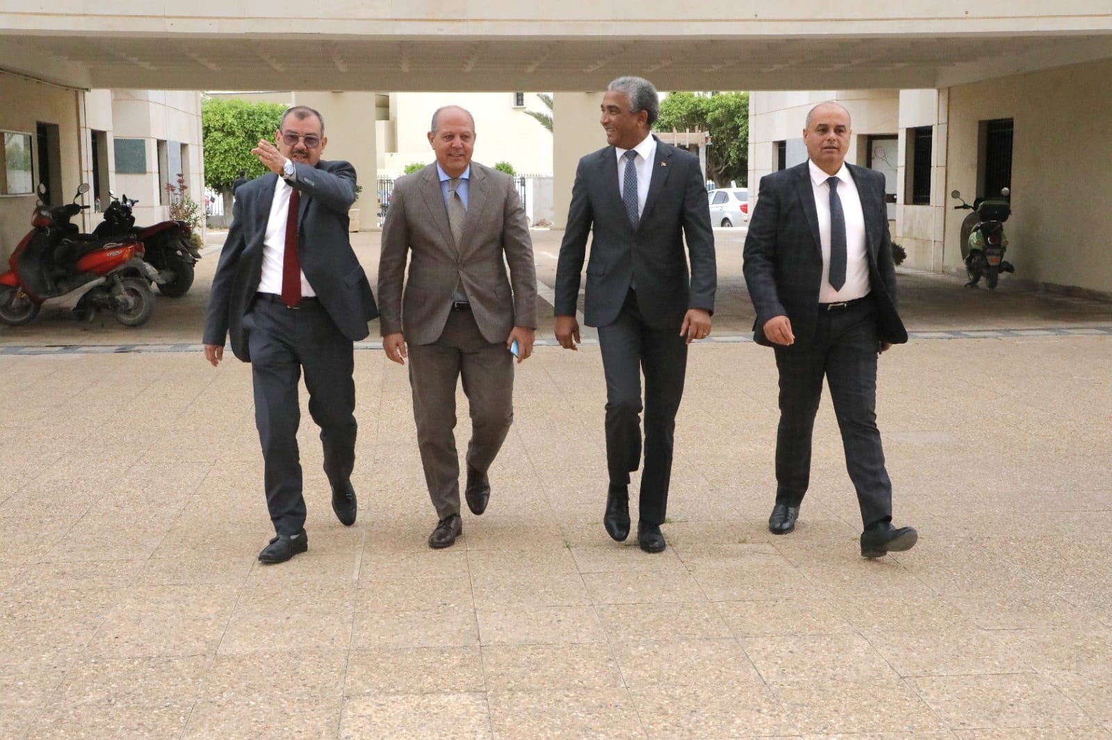 Kamel Déguiche inaugure le centre d'hébergement de l'élite sportive