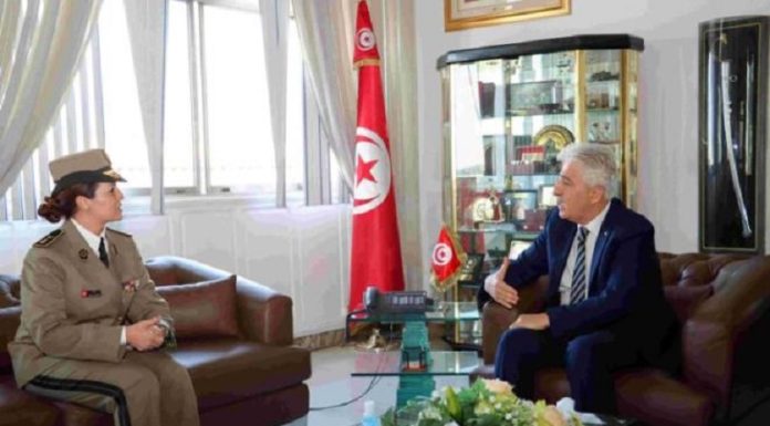 Le ministre de la Défense honore le Commandant Ahlem Douzi qui a remporté le « Trailblazer » 2024