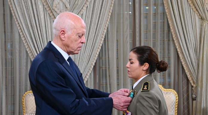 Le commandant Ahlem Douzi décoré des insignes d’Officier de l’Ordre de la République