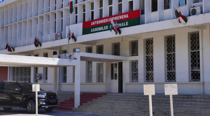 Madagascar: Le Parlement en passe de voter des coupes dans le budget de l’État