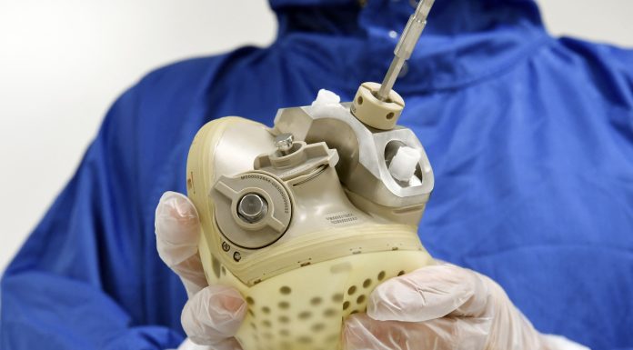 Une première: Un cœur en titane implanté à un patient