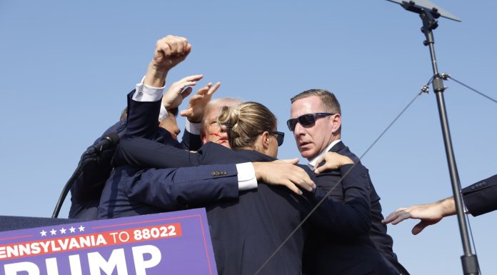 Donald Trump, blessé, échappe à une tentative d’assassinat