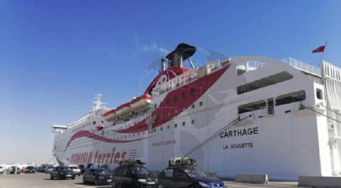 Le Carthage, au port de commerce de Zarzis avec 1752 passagers à bord