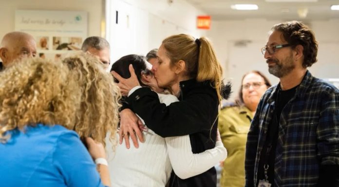 Les femmes otages n' »ont plus de temps à perdre », affirme le chef du Mossad