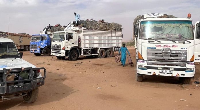 Les camions du PAM traversent la frontière entre le Tchad et le Soudan