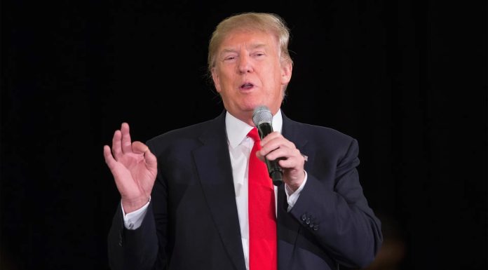 Trump promet une croissance économique fulgurante et se déchaîne contre
