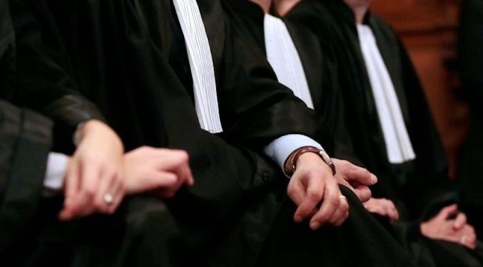 Les avocats en brassard en attendant les protestations