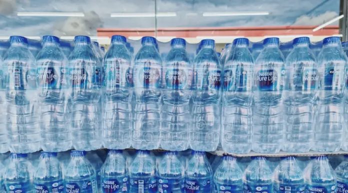 Saisie de 50 mille litres d’eau en bouteille dans un entrepôt anarchique