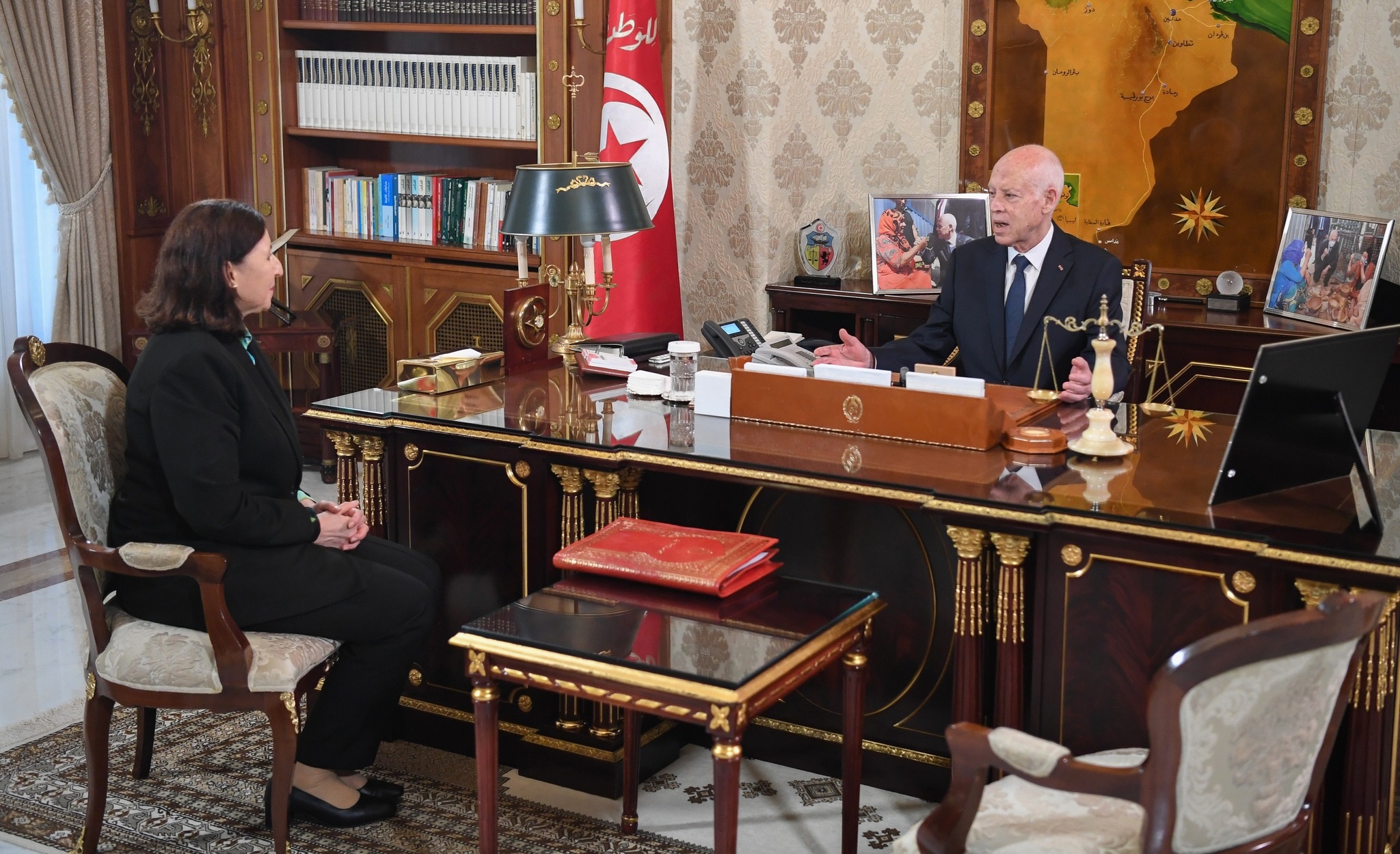 Predsednik Kais Saied poudarja potrebo po novih politikah za oživitev gospodarstva na srečanju s predsednico vlade