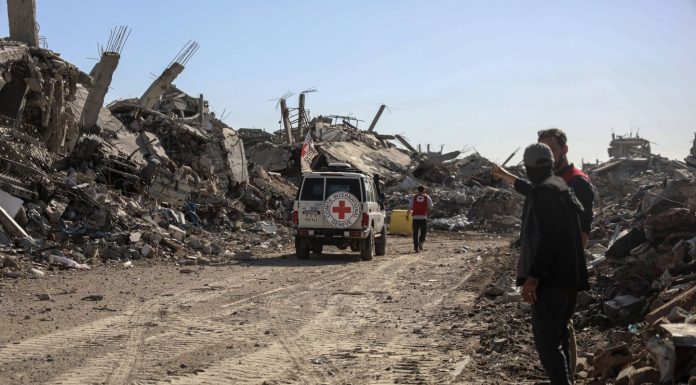 L’armée israélienne mène une opération de démolition à grande échelle à Khan Younis