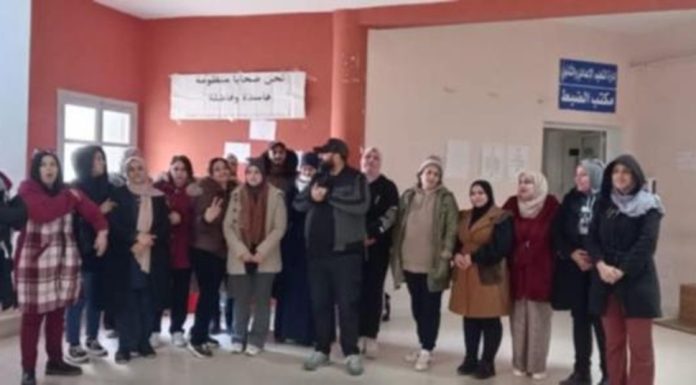 Gafsa: Un groupe d’enseignants en sit-in pour revendiquer la régularisation de leur situation