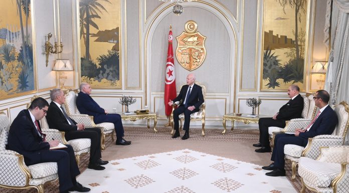 Le président de la République reçoit le ministre algérien des affaires étrangères