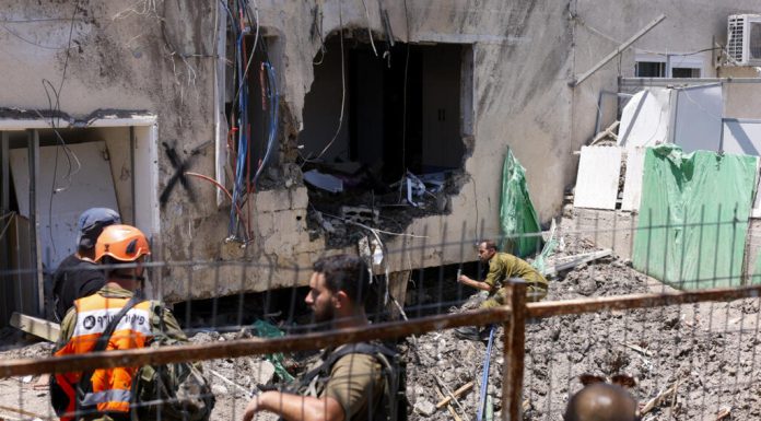 Israël vise des sites militaires en Iran