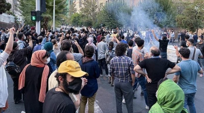 Des pays exhortent leurs ressortissants à quitter l’Iran