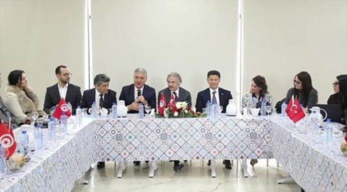 Du tissu tuc, transformé en Tunisie, et exporté vers l’Europe