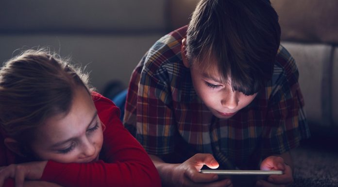 76 pc des enfants utilisent internet et appel à renforcer leur protection dans l’espace numérique