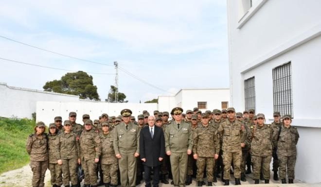 Le ministre de la Défense en visite à la base militaire de Sidi Yahia