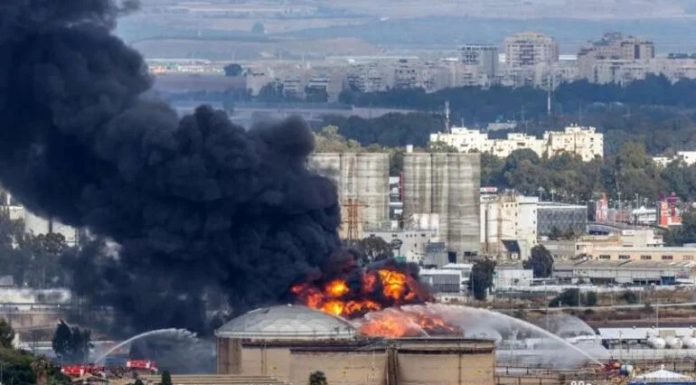 Haifa : Touchée par un missile iranien, la plus importante raffinerie de pétrole en feu