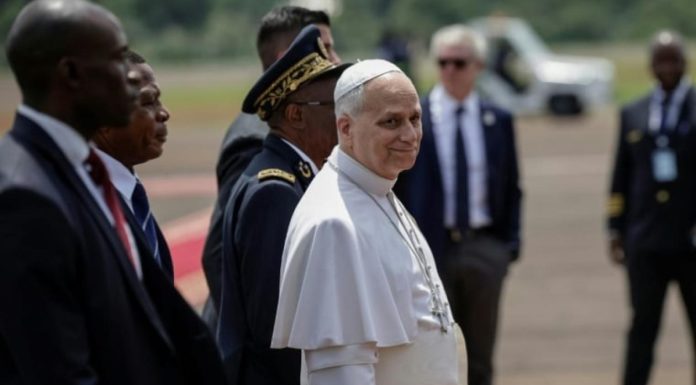 Au Cameroun, Léon XIV pourfend la « poignée de tyrans » qui « ravagent » le monde
