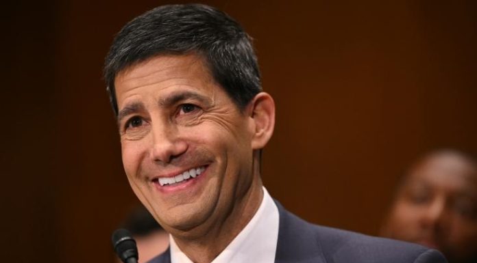 Kevin Warsh prend la tête de la banque centrale américaine