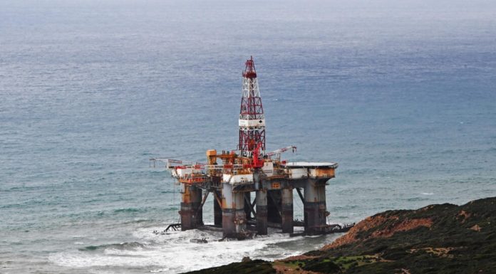 La plateforme pétrolière échouée, renflouée