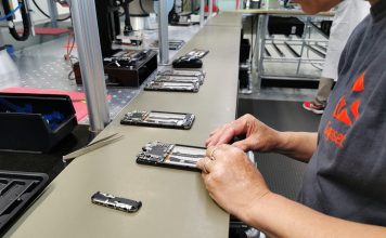 Entrée en activité d’une usine de production de smartphones