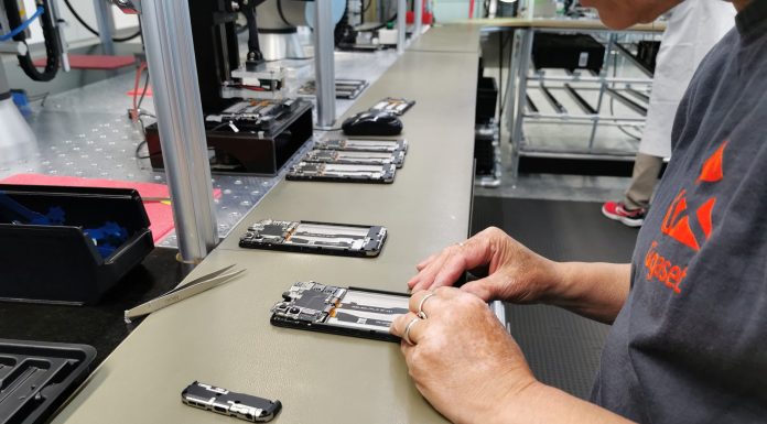 Entrée en activité d’une usine de production de smartphones