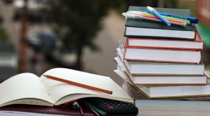 Interdiction de vendre des manuels scolaires importés