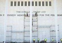 Le nom de Trump oblitéré de la façade du Kennedy Center