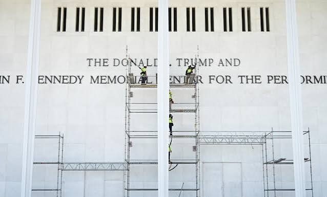Le nom de Trump oblitéré de la façade du Kennedy Center
