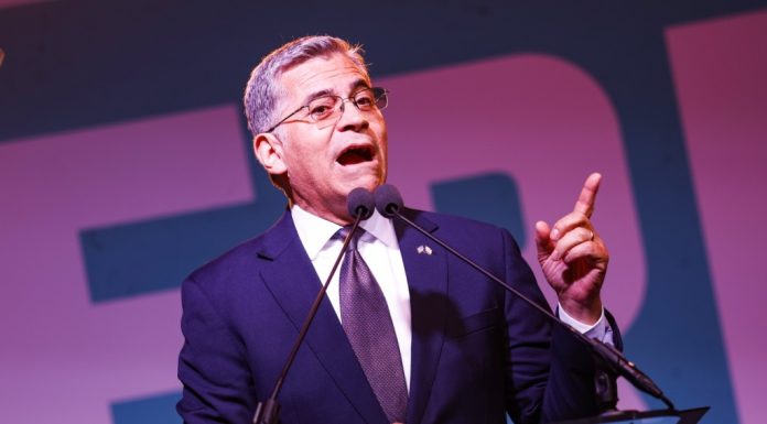 Les démocrates tiennent la corde aux primaires en Californie et à Los Angeles